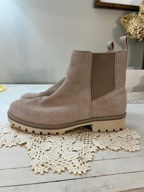 Crown Vintage Taupe Suede Chelsea Boots | Size 9M